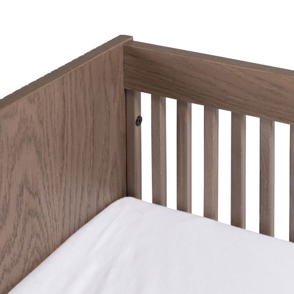 Kidsmill Levi Babykamer Incl. Rechte Potenset Walnoot | Ledikant 60 x 120 cm + Commode + Kast Kidsmill Levi Babykamer Incl. Rechte Potenset Walnoot | Ledikant 60 x 120 cm + Commode + Kast
