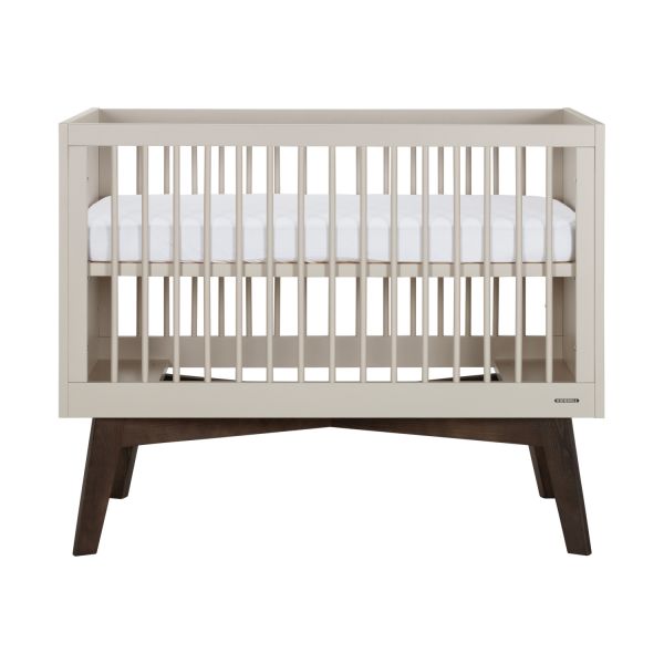 Kidsmill Sixties Babykamer Oatmeal / Walnoot | Bed 60 x 120 cm + Commode