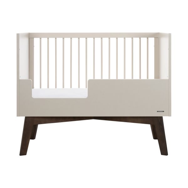 Kidsmill Sixties Babykamer Oatmeal / Walnoot | Bed 60 x 120 cm + Commode
